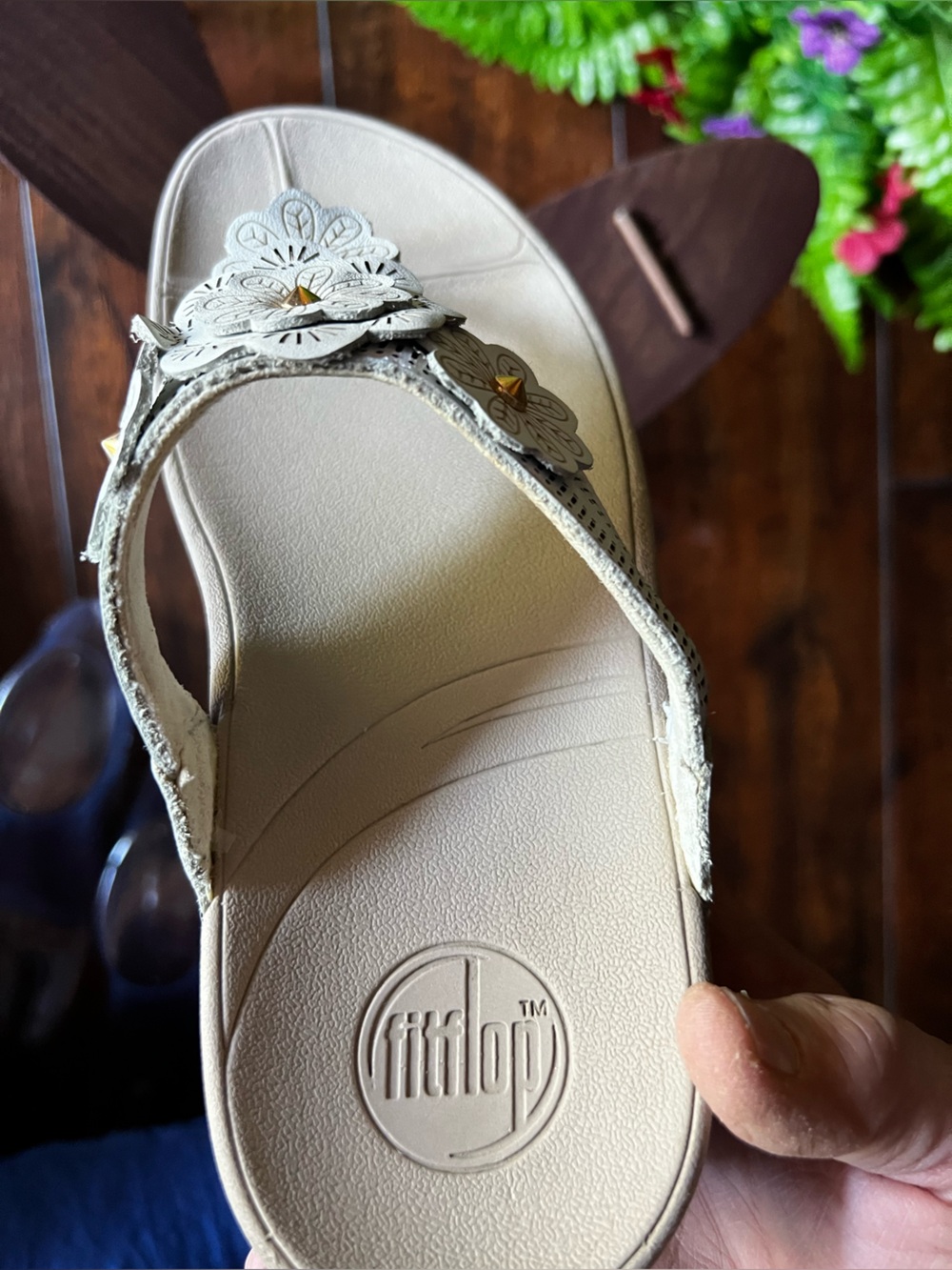 Size 6 FitFlop Women's Beige Floral Thong Sandals with Gold Accents - Picture 11 of 13
